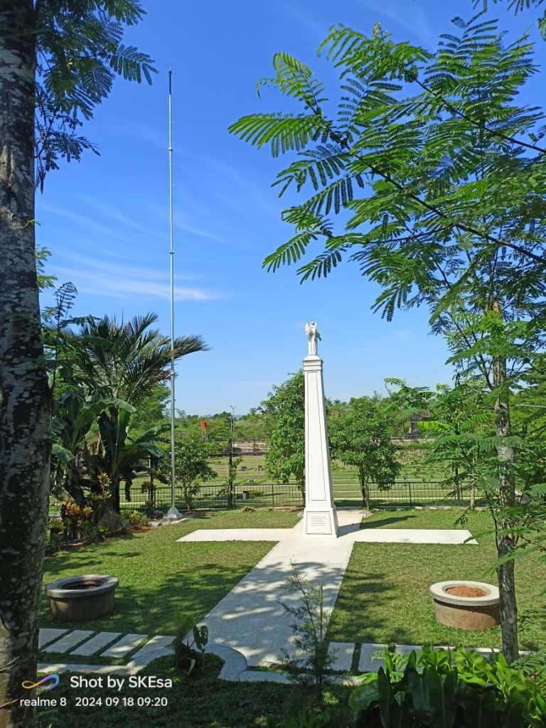 Head Pendirian di Makam Gunung Sindur